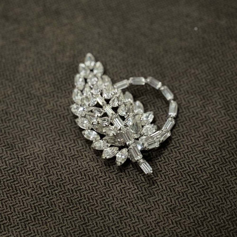Vintage Elegant Silver Leaf Brooch with rhinestones